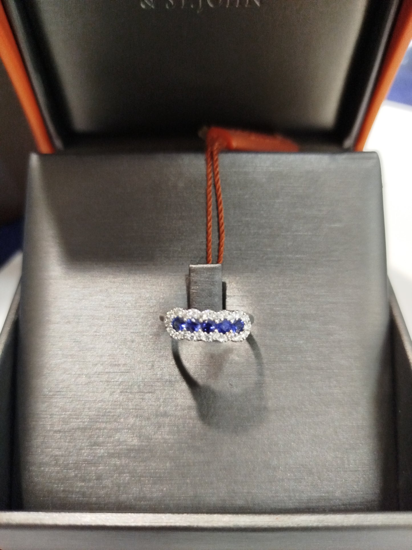 Anello Trilogy con diamanti e zaffiro